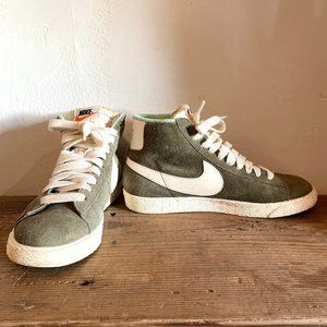 Green Women's Nike Suede Blazer Mid Vintage Sneakers. Size 7